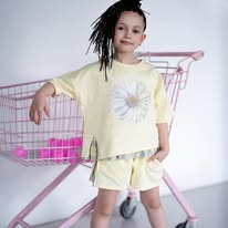 Komplet: żółta bluzeczka ze stokrotką i szorty Chill Out