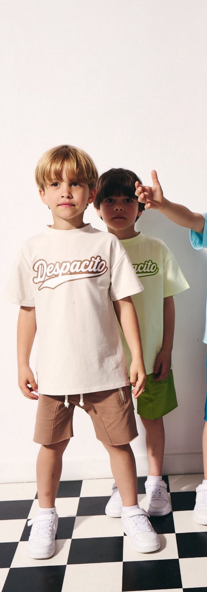 T-shirt chłopięcy beżowy z nadrukiem DESPACITO