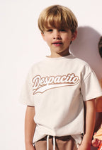 T-shirt chłopięcy beżowy z nadrukiem DESPACITO