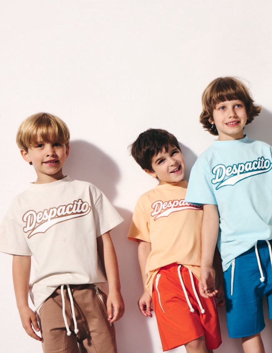 T-shirt chłopięcy beżowy z nadrukiem DESPACITO
