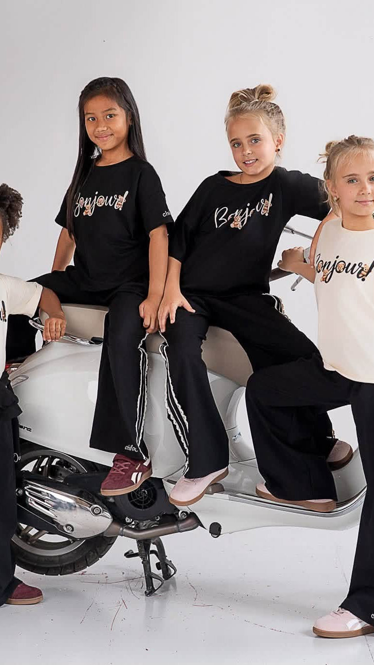 Bluzka dziewczęca czarna z napisem CHILL OUT