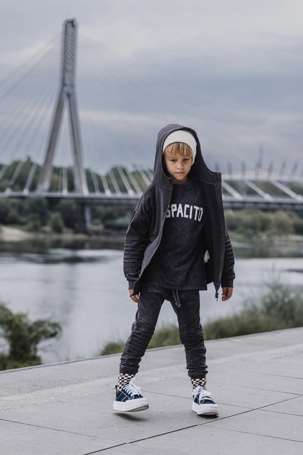 Spodnie chłopięce czekoladowe z przeszyciami DESPACITO