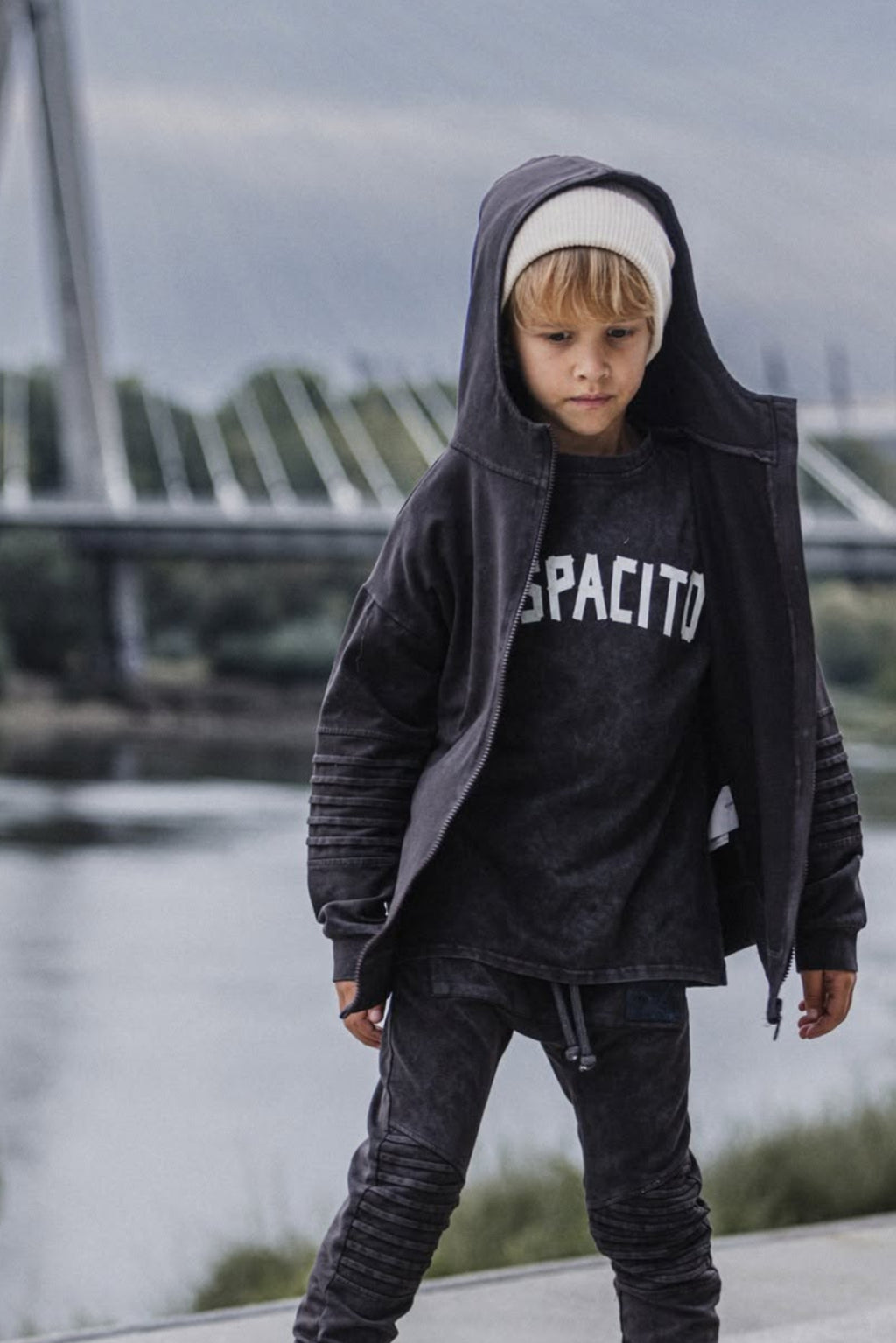 Bluza chłopięca z kapturem rozpinana czekoladowa DESPACITO