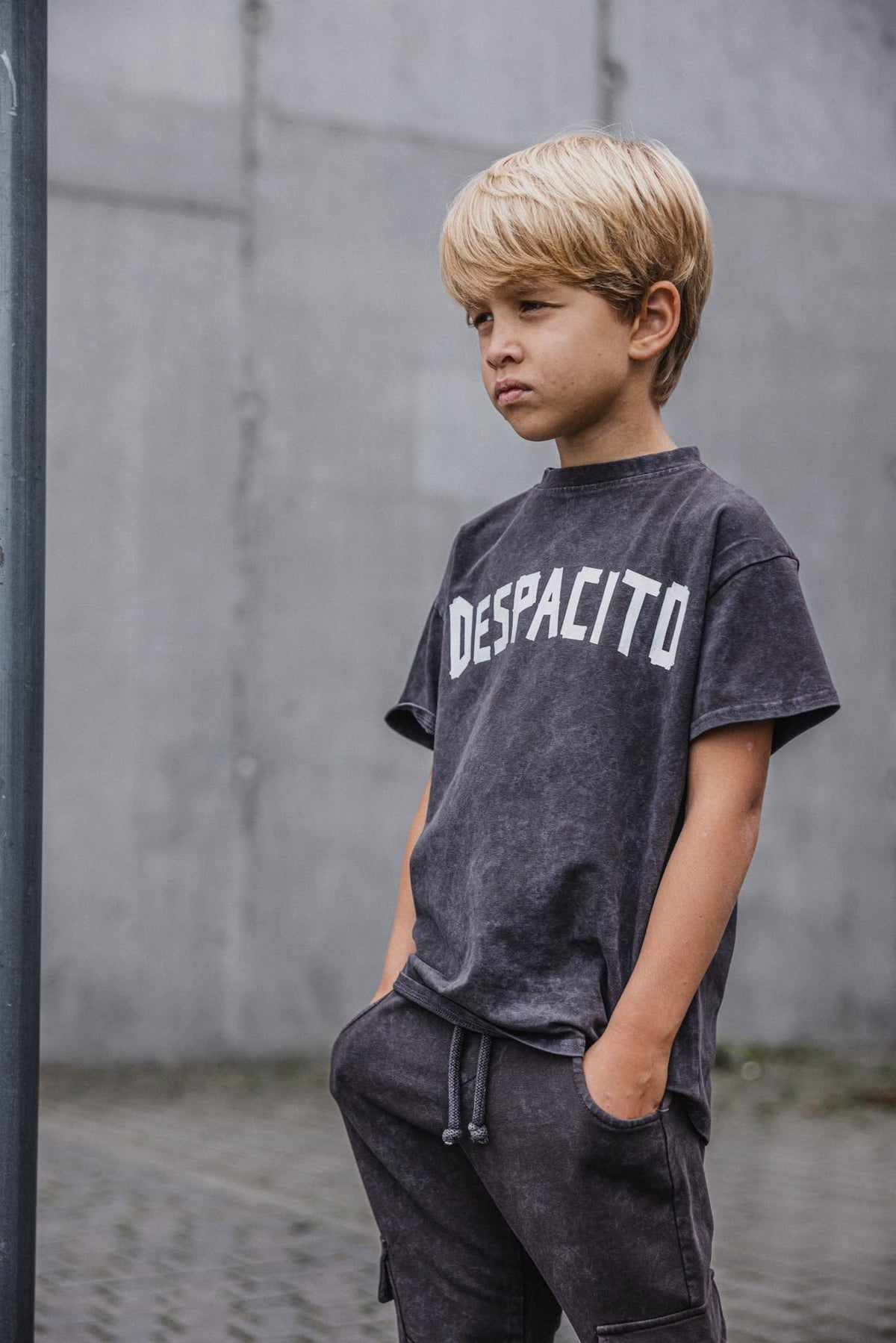 T-shirt chłopięcy czekoladowy dekatyzowany DESPACITO