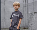 T-shirt chłopięcy czekoladowy dekatyzowany DESPACITO