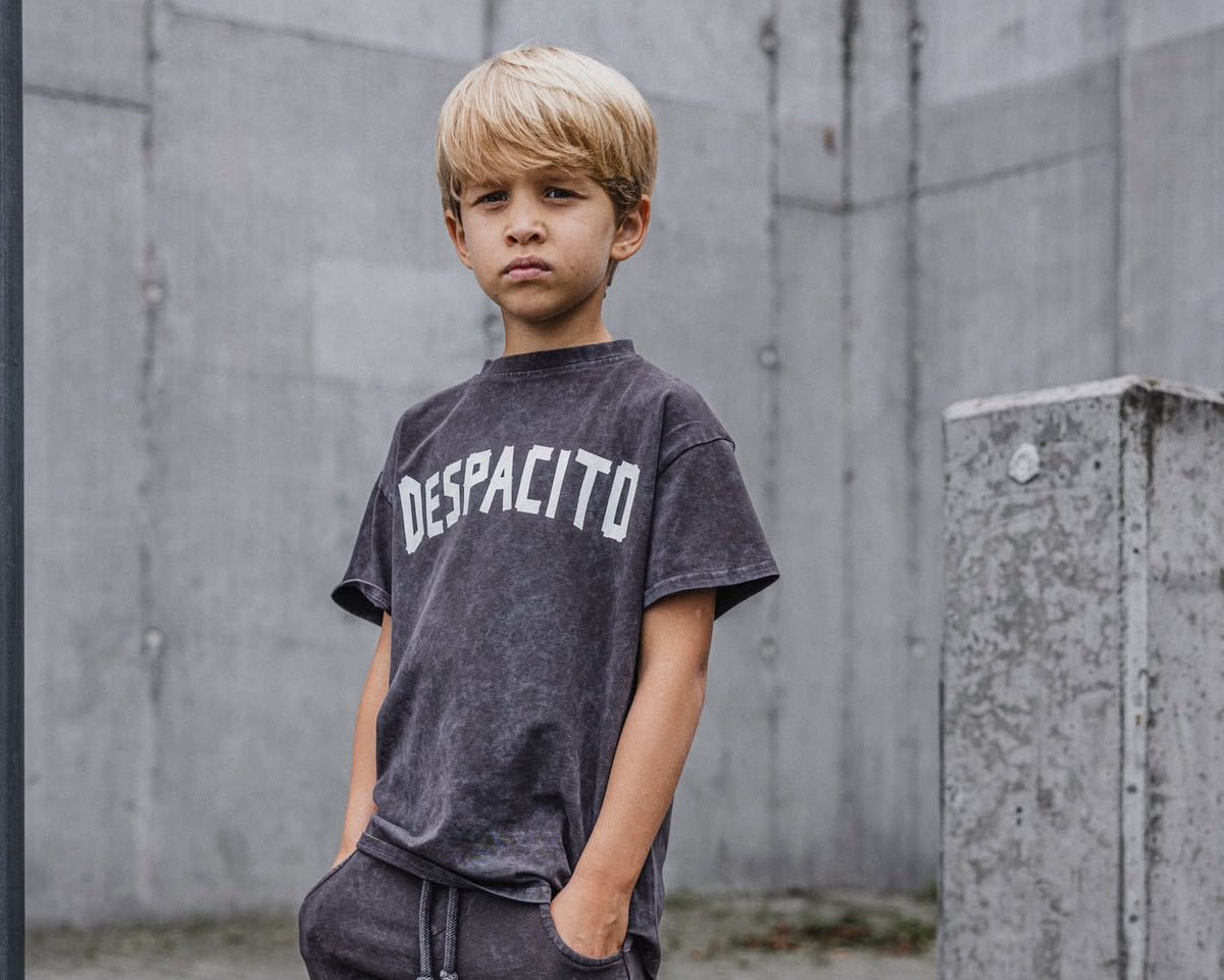 T-shirt chłopięcy czekoladowy dekatyzowany DESPACITO