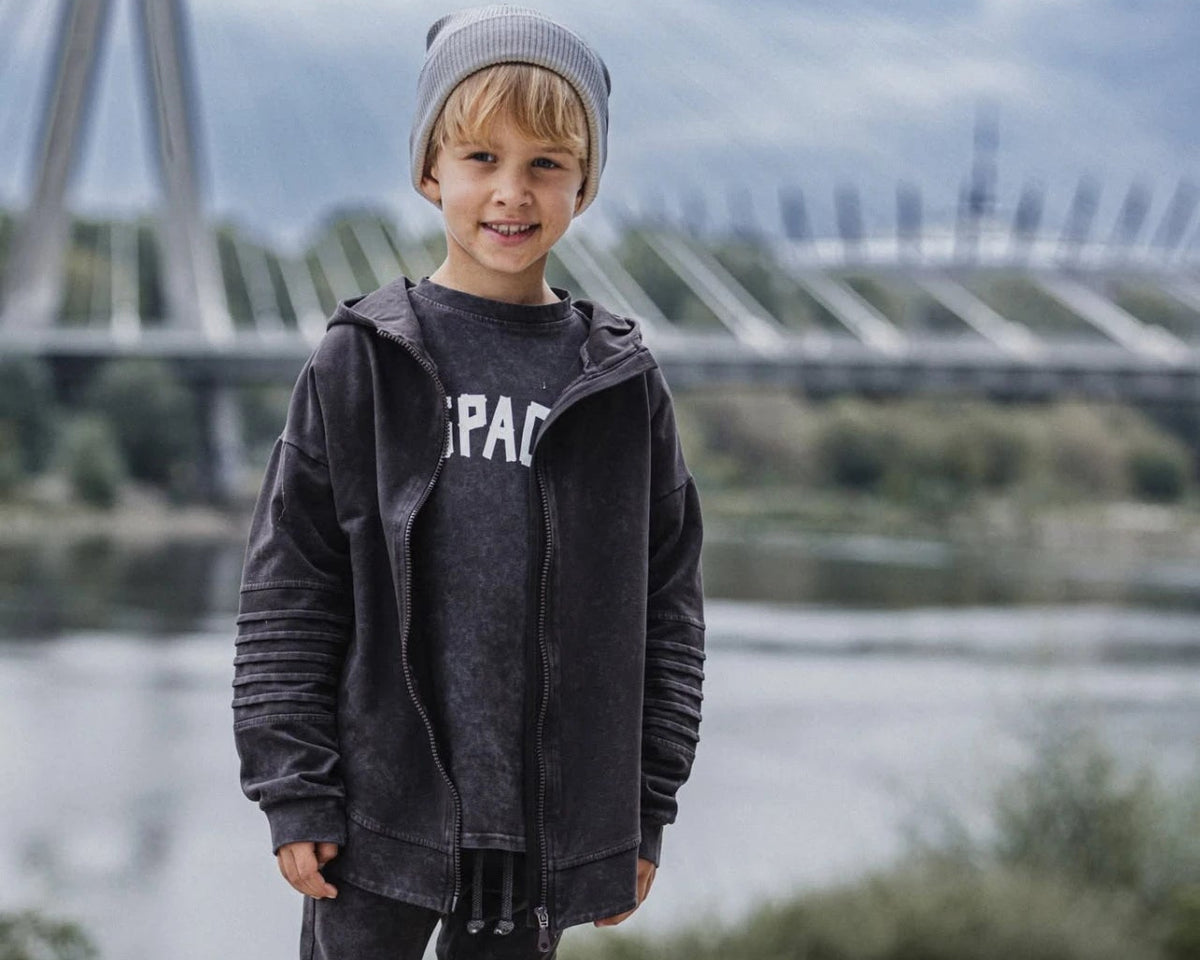Bluza chłopięca z kapturem rozpinana czekoladowa DESPACITO