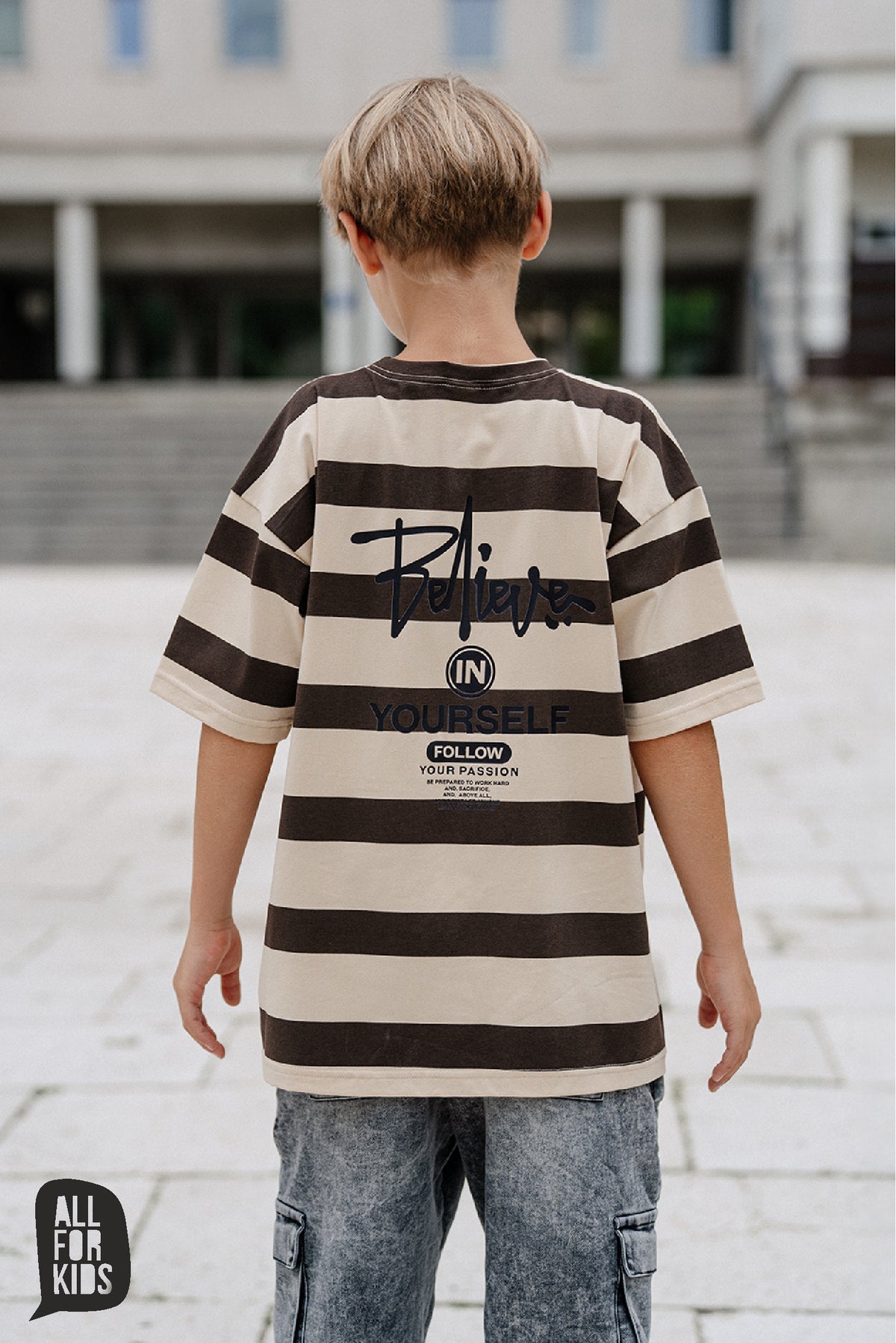 T-shirt chłopięcy oversize w beżowo-brązowe pasy ALL FOR KIDS
