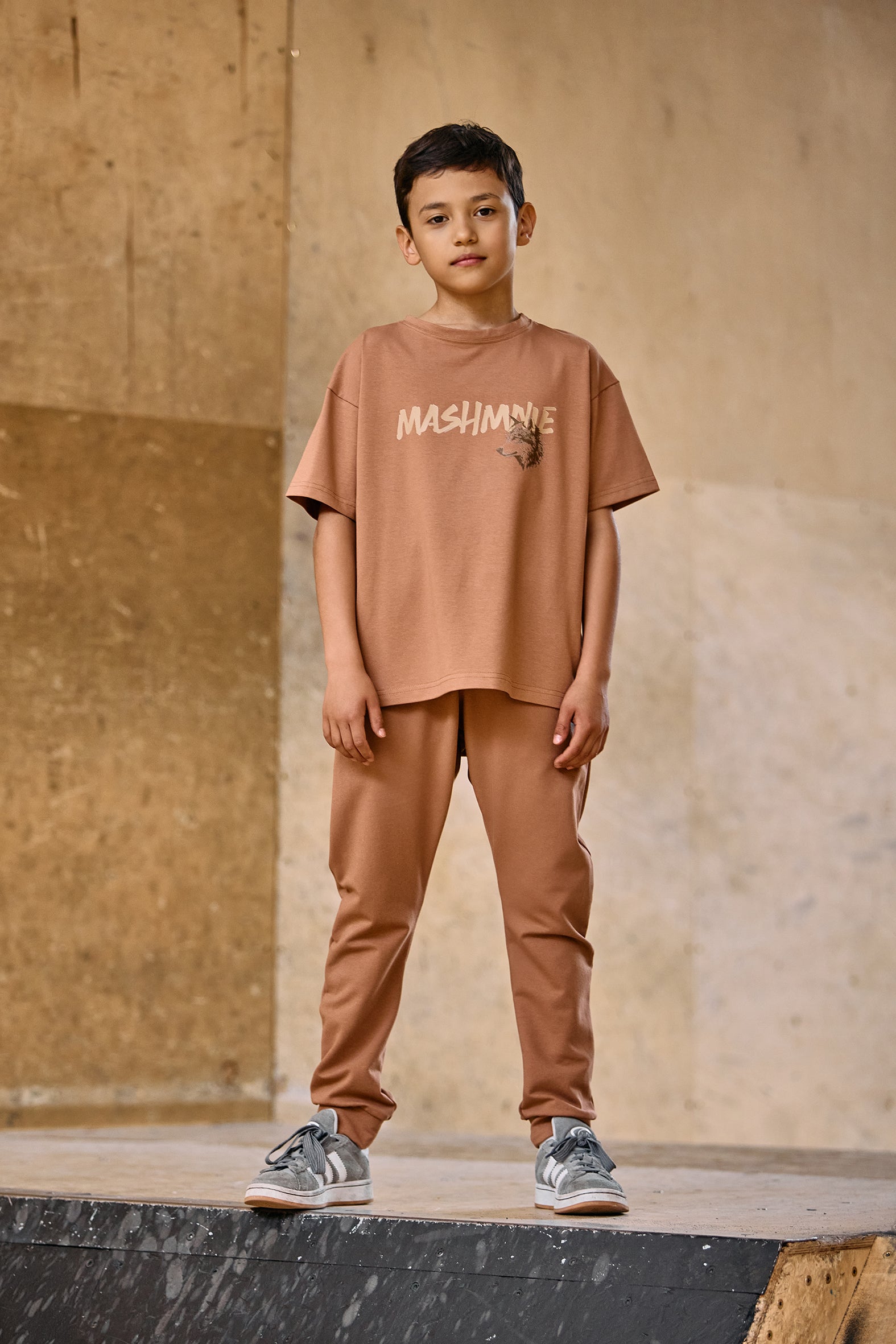 T-shirt chłopięcy z wilkiem mocca Mash Mnie