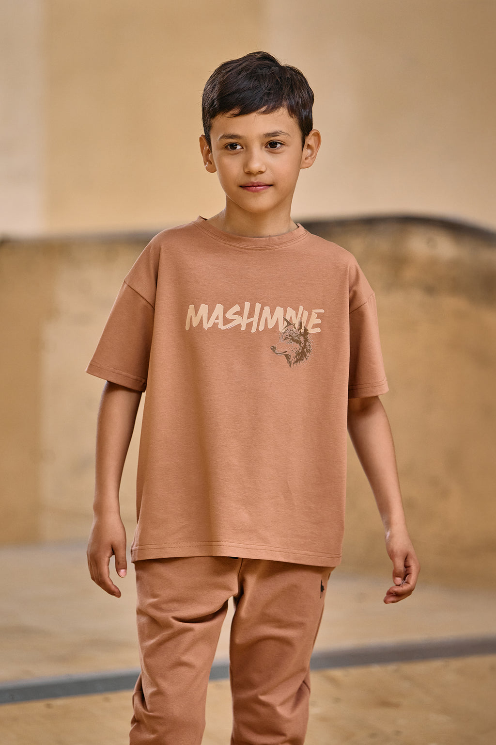 T-shirt chłopięcy z wilkiem mocca Mash Mnie