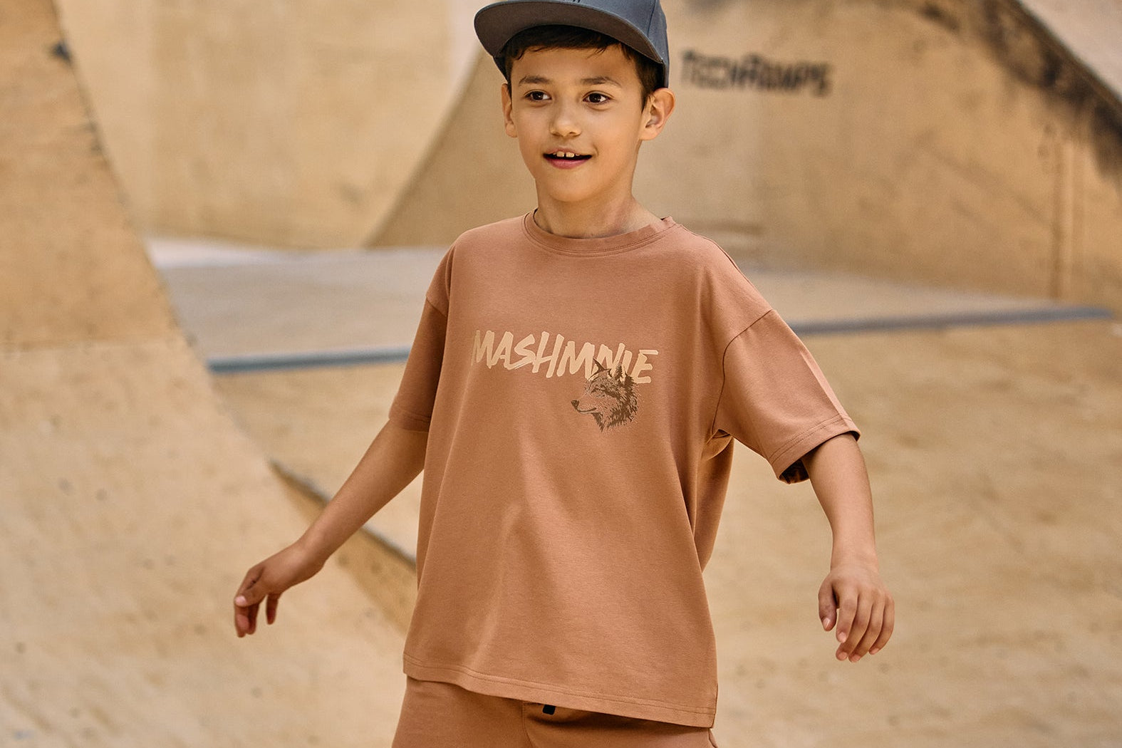 T-shirt chłopięcy z wilkiem mocca Mash Mnie