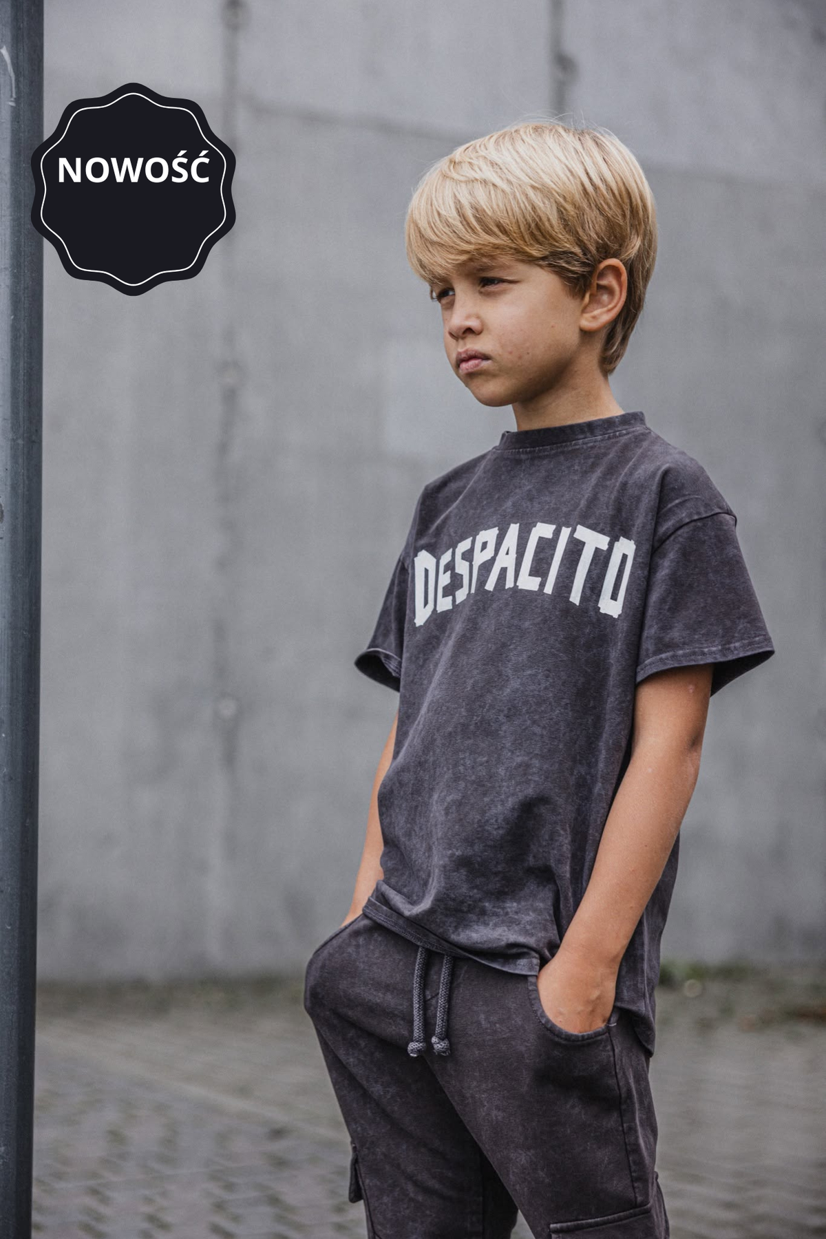 T-shirt chłopięcy czekoladowy dekatyzowany DESPACITO
