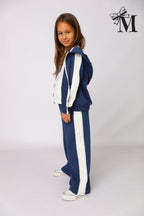 Komplet dziewczęcy granatowy z lampasami i nadrukiem konia z dżetami Mała Mi